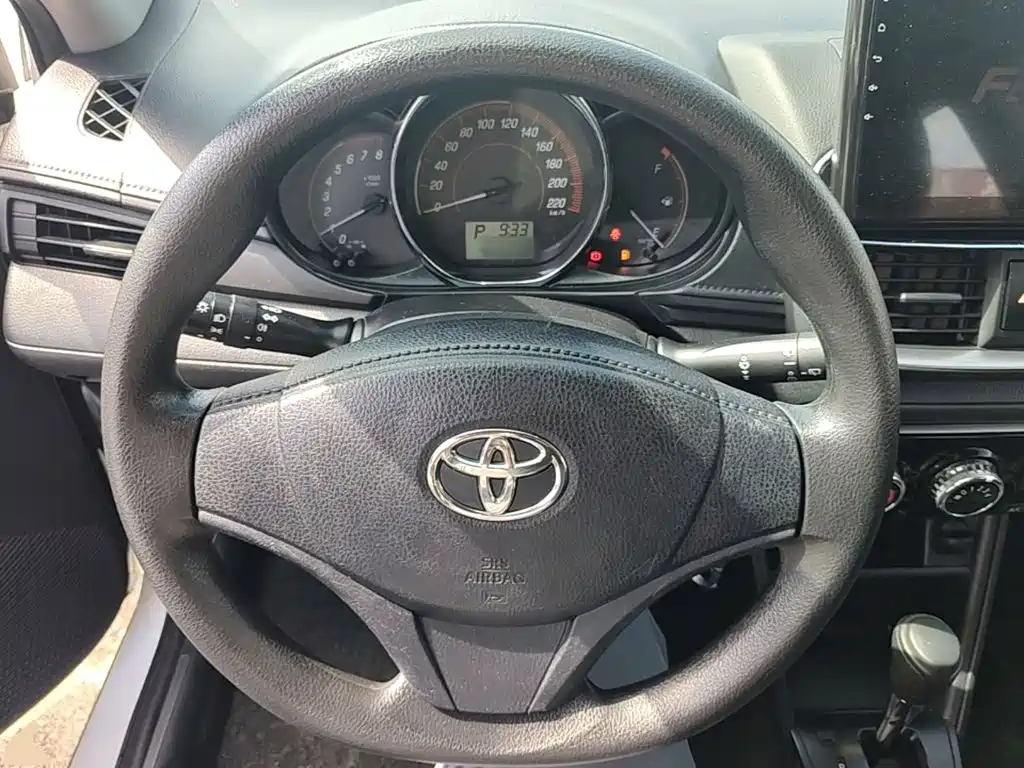 Toyota Yaris L — фото 11