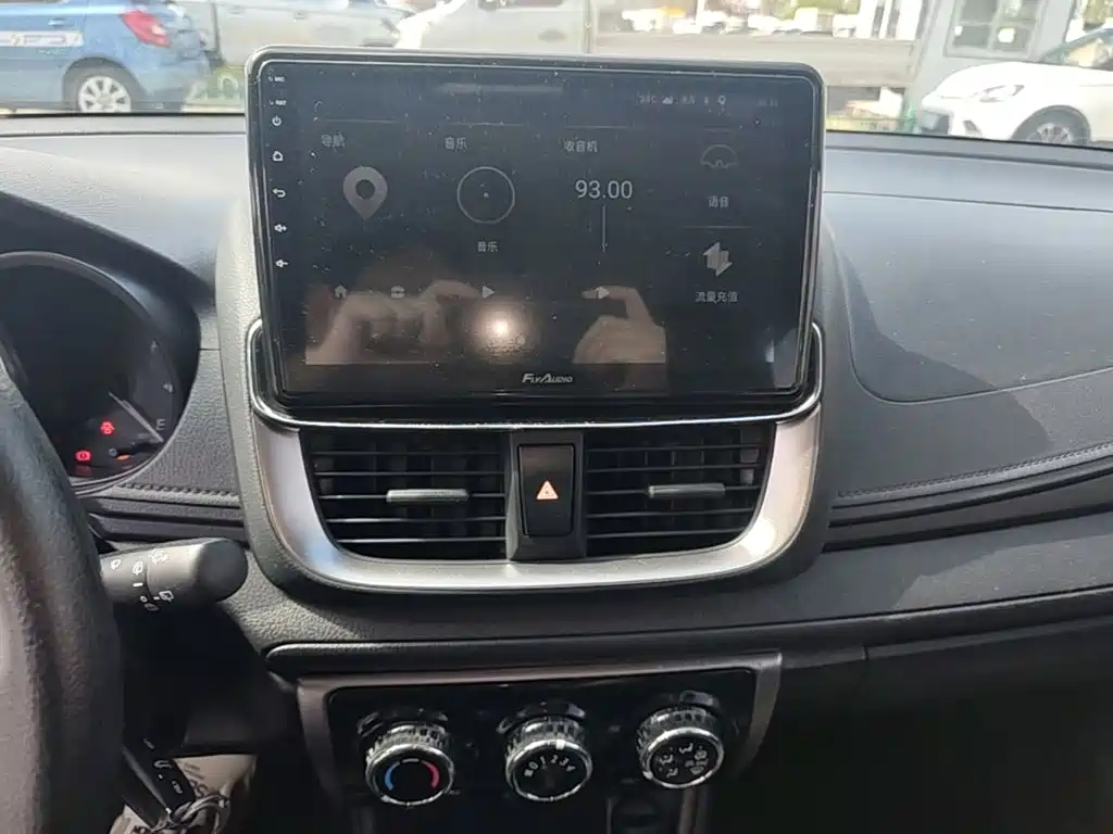 Toyota Yaris L — фото 13