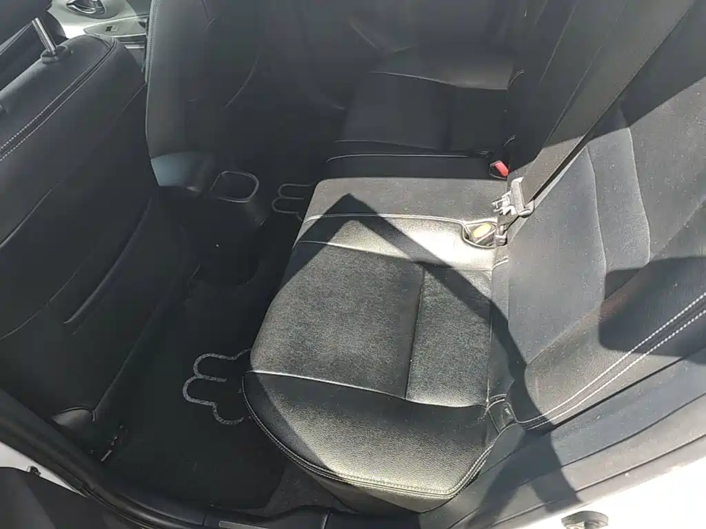Toyota Yaris L — фото 17