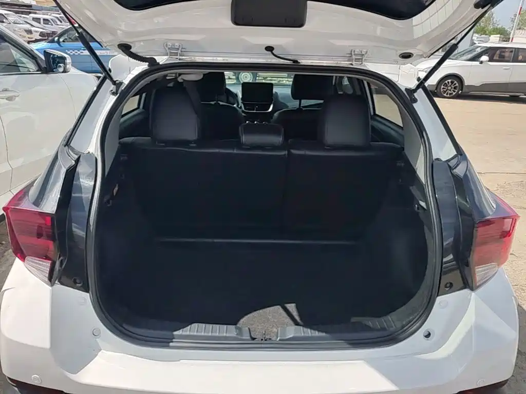 Toyota Yaris L — фото 19