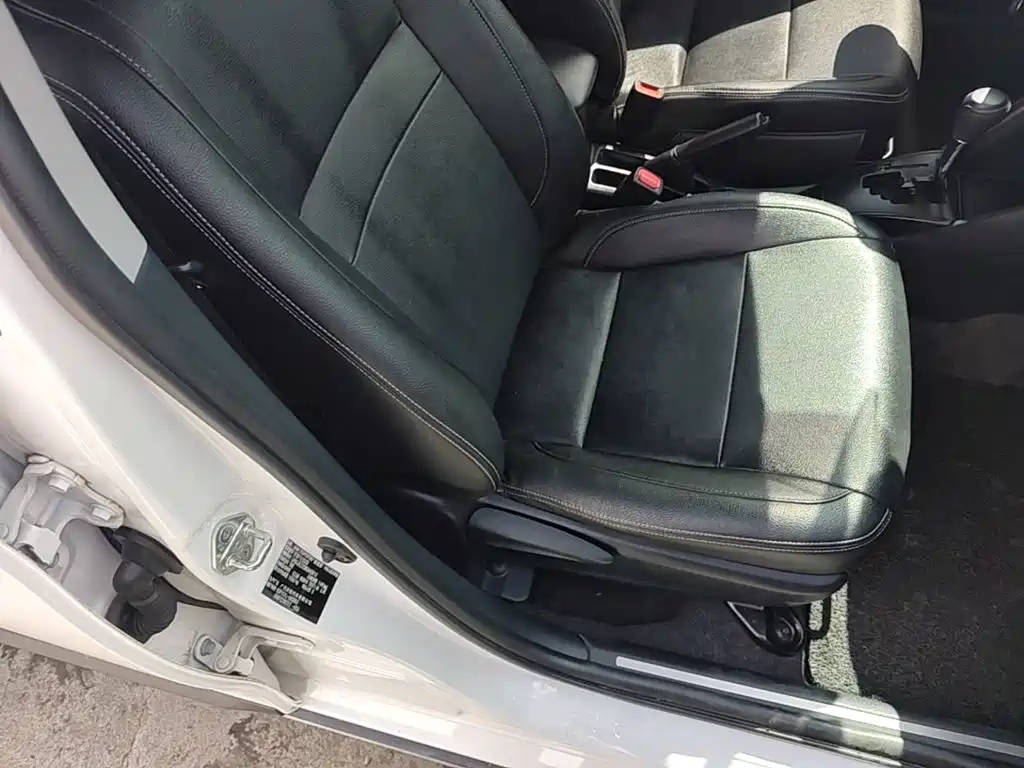 Toyota Yaris L — фото 25