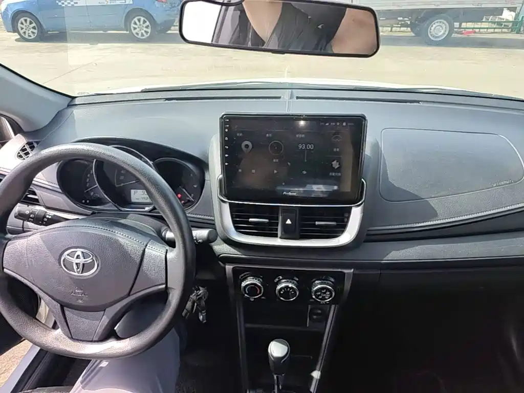 Toyota Yaris L — фото 10