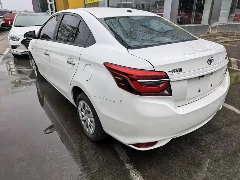Toyota Vios — фото 7