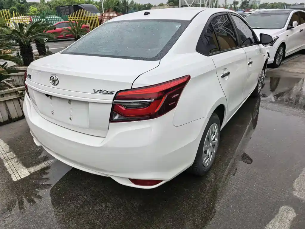 Toyota Vios — фото 9