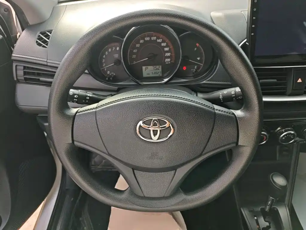 Toyota Yaris L — фото 11