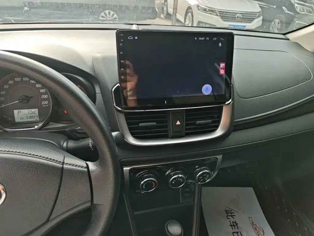 Toyota Yaris L — фото 13