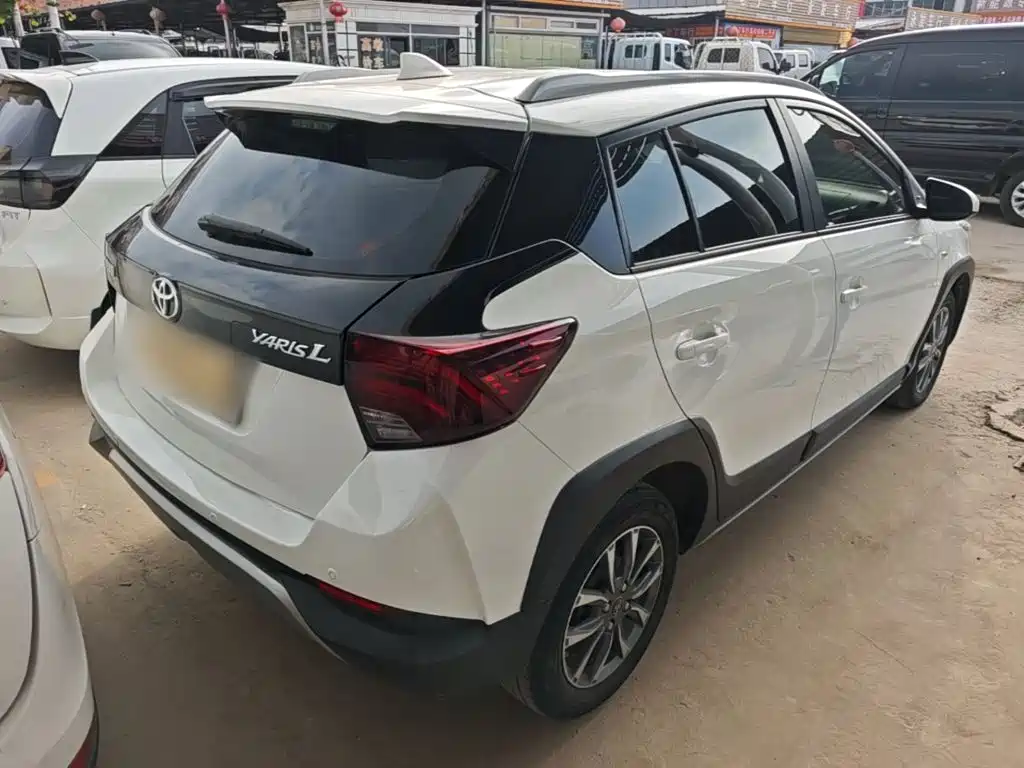 Toyota Yaris L — фото 7