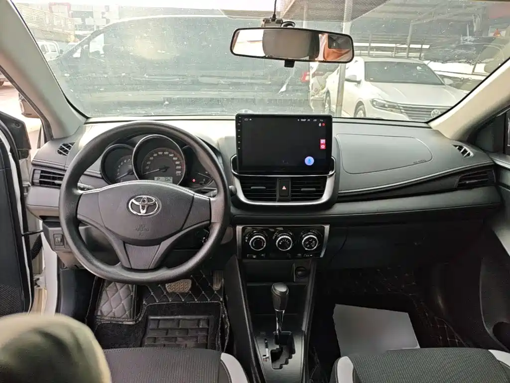 Toyota Yaris L — фото 10