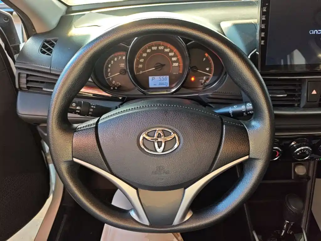 Toyota Yaris L — фото 11