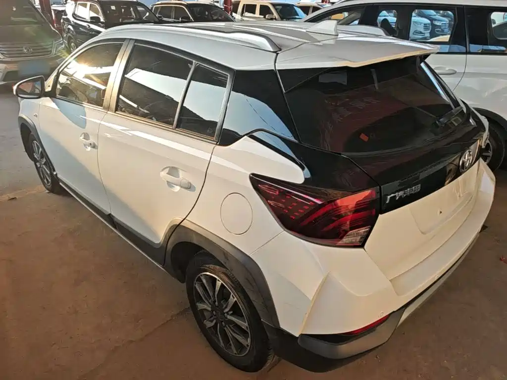 Toyota Yaris L — фото 5