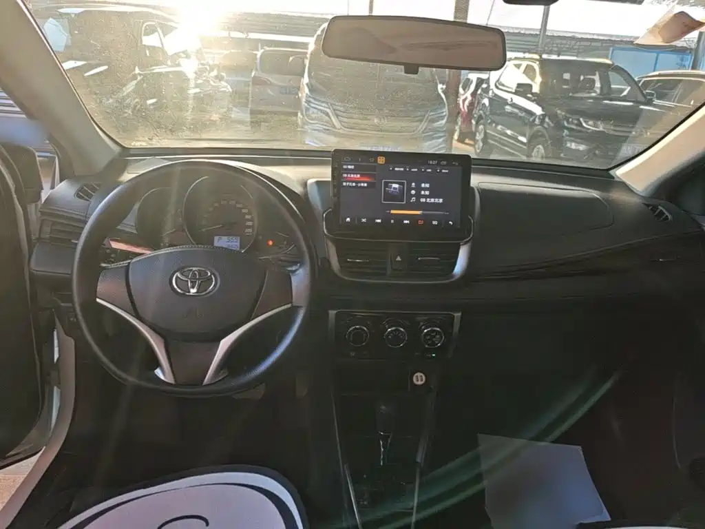 Toyota Yaris L — фото 10