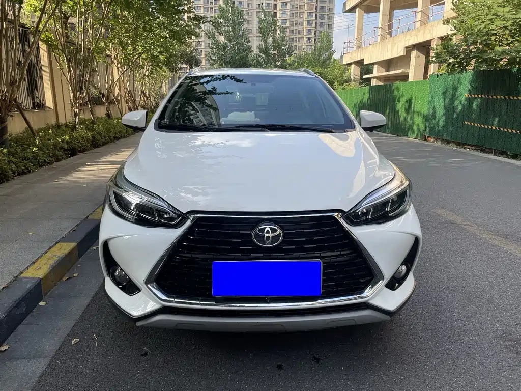 Toyota Yaris L — фото 2