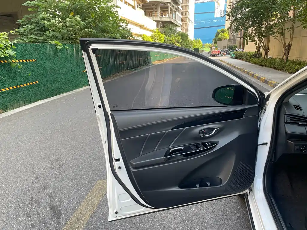Toyota Yaris L — фото 11