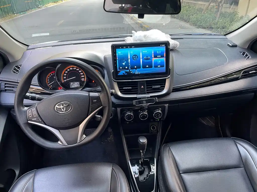 Toyota Yaris L — фото 13