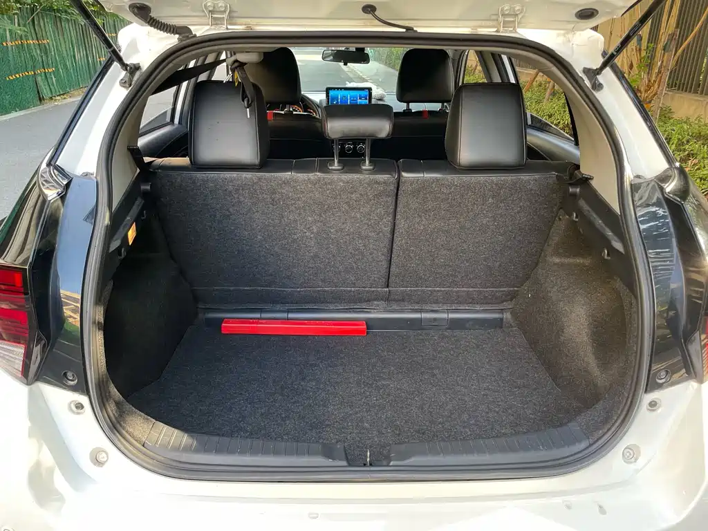Toyota Yaris L — фото 23
