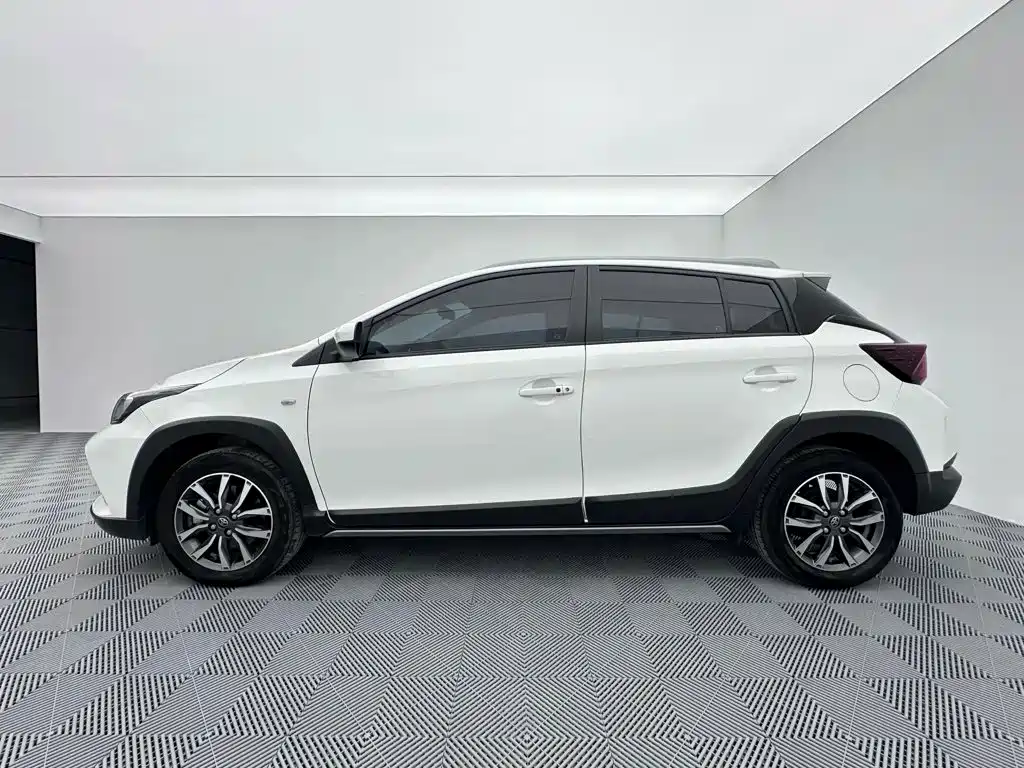 Toyota Yaris L — фото 5