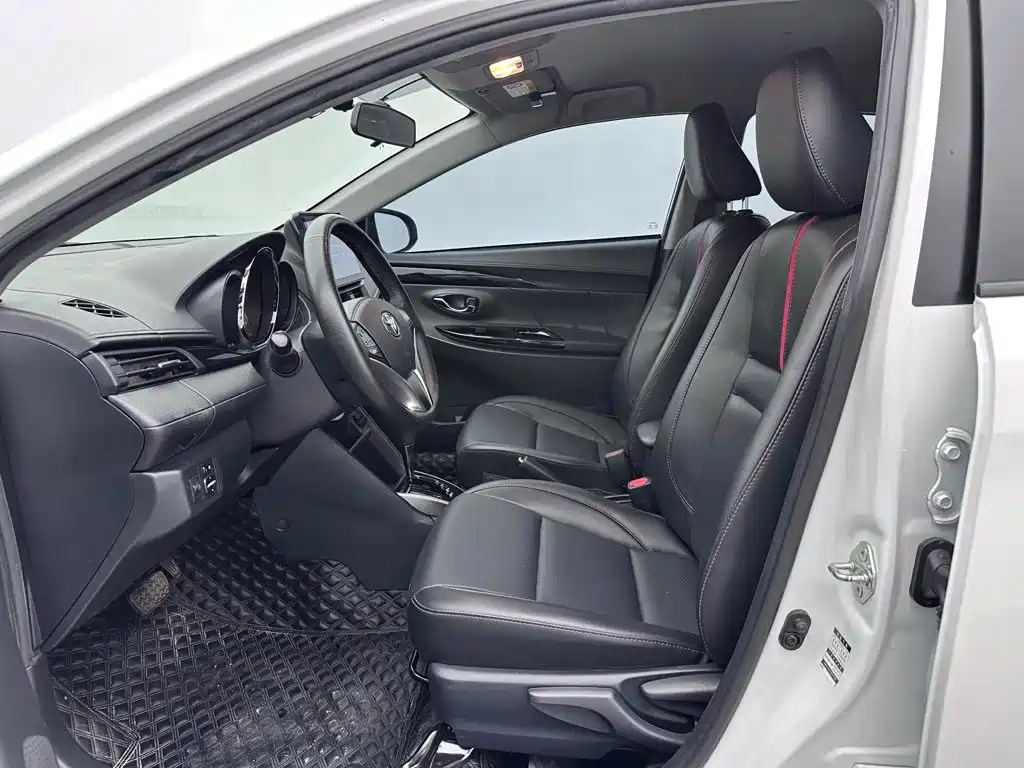 Toyota Yaris L — фото 6