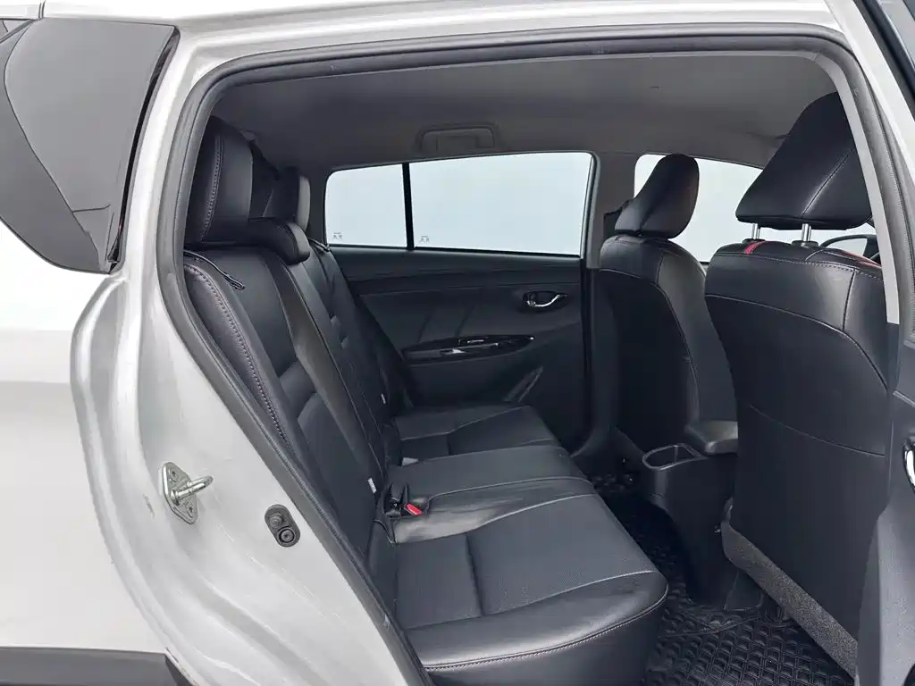 Toyota Yaris L — фото 9