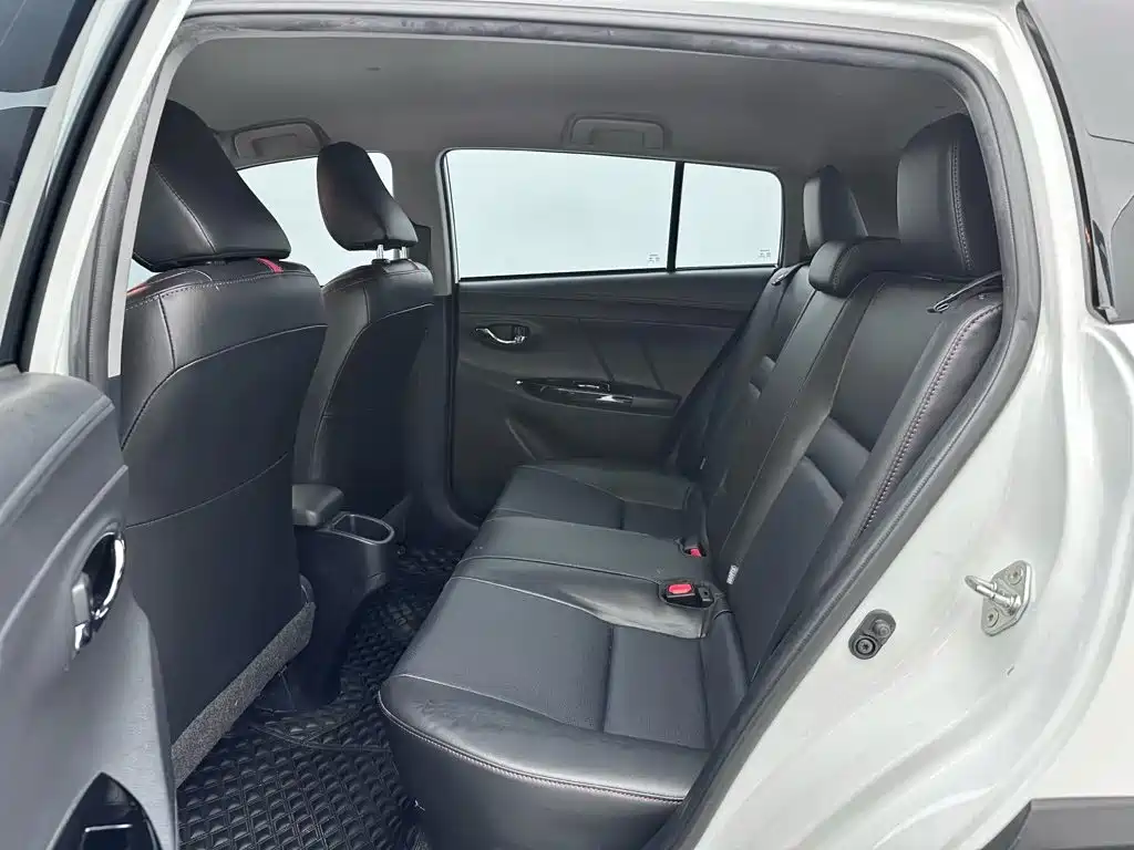 Toyota Yaris L — фото 10