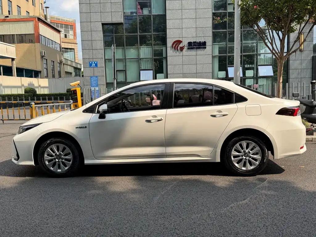 Toyota Corolla — фото 3