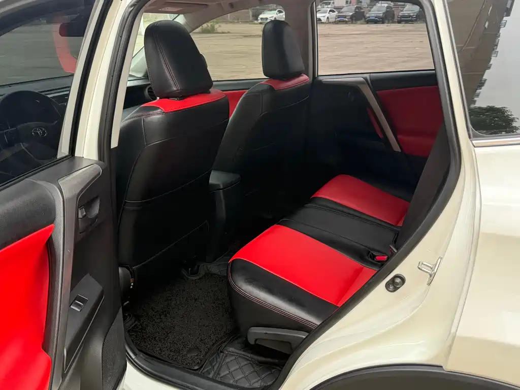 Toyota RAV4 — фото 11