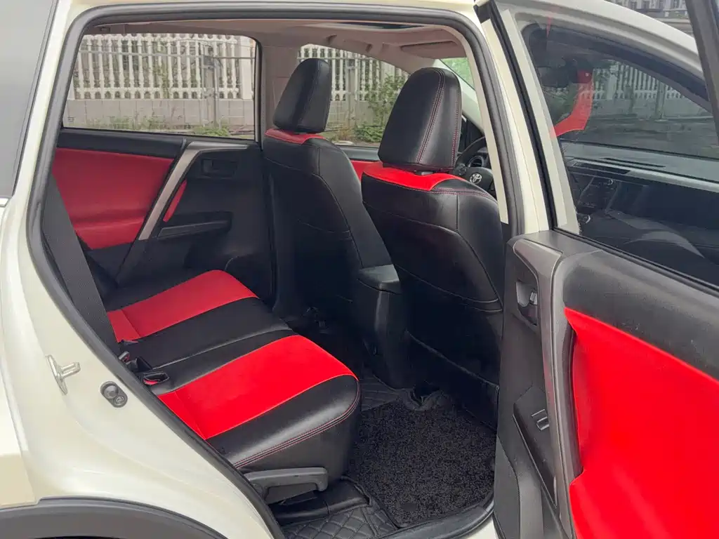 Toyota RAV4 — фото 13