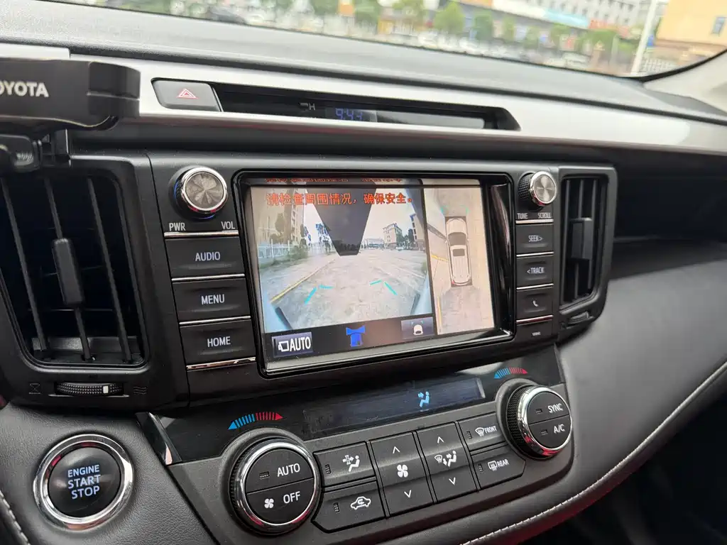 Toyota RAV4 — фото 17