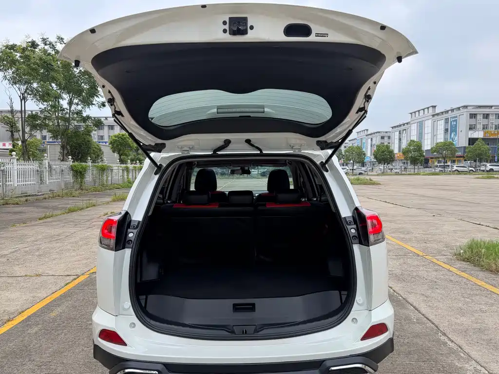 Toyota RAV4 — фото 20