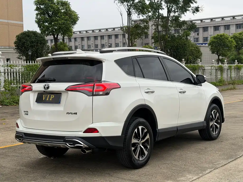 Toyota RAV4 — фото 4