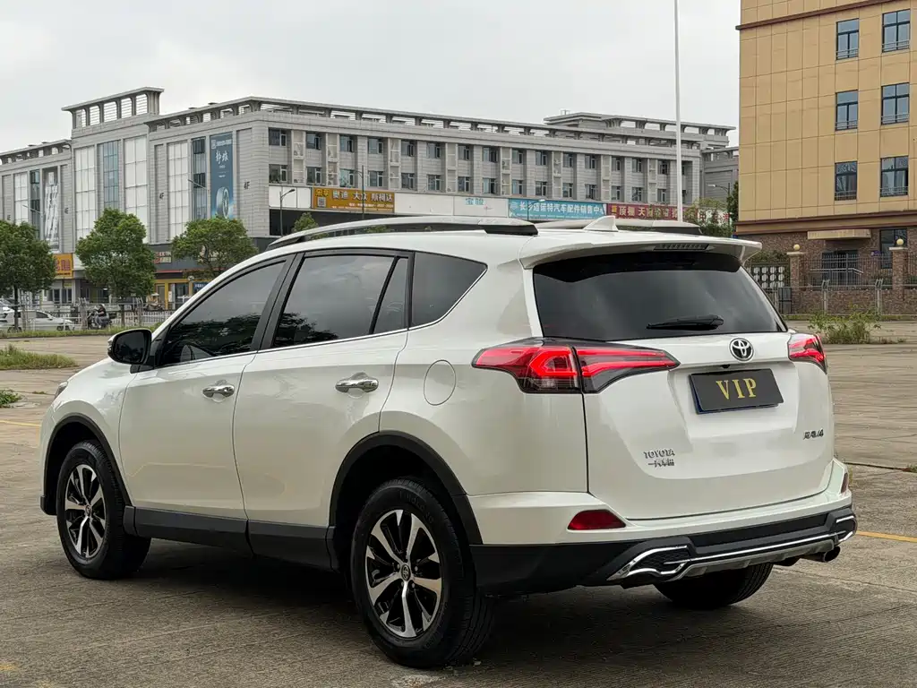 Toyota RAV4 — фото 6
