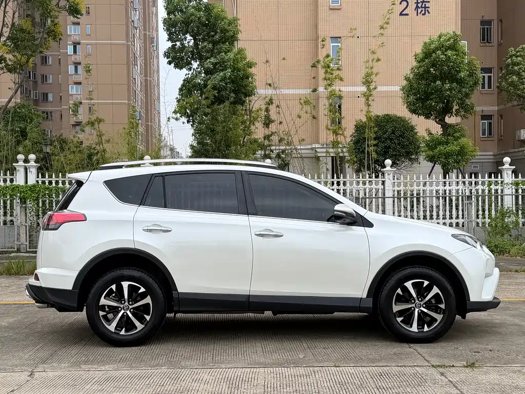 Toyota RAV4 — фото 7