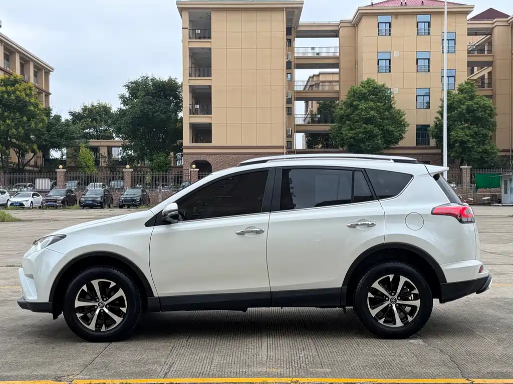 Toyota RAV4 — фото 8