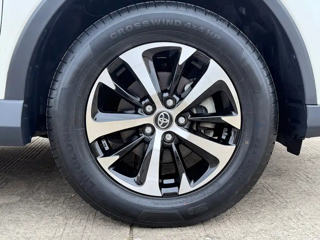 Toyota RAV4 — фото 9