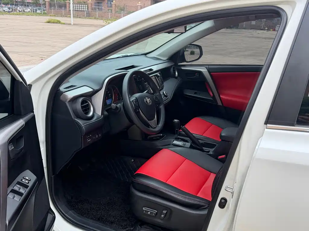 Toyota RAV4 — фото 10