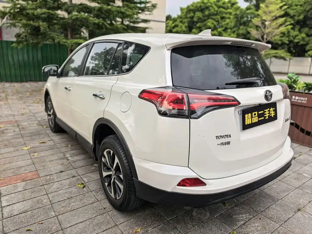 Toyota RAV4 — фото 11
