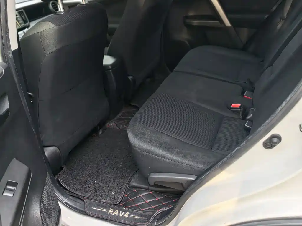 Toyota RAV4 — фото 14