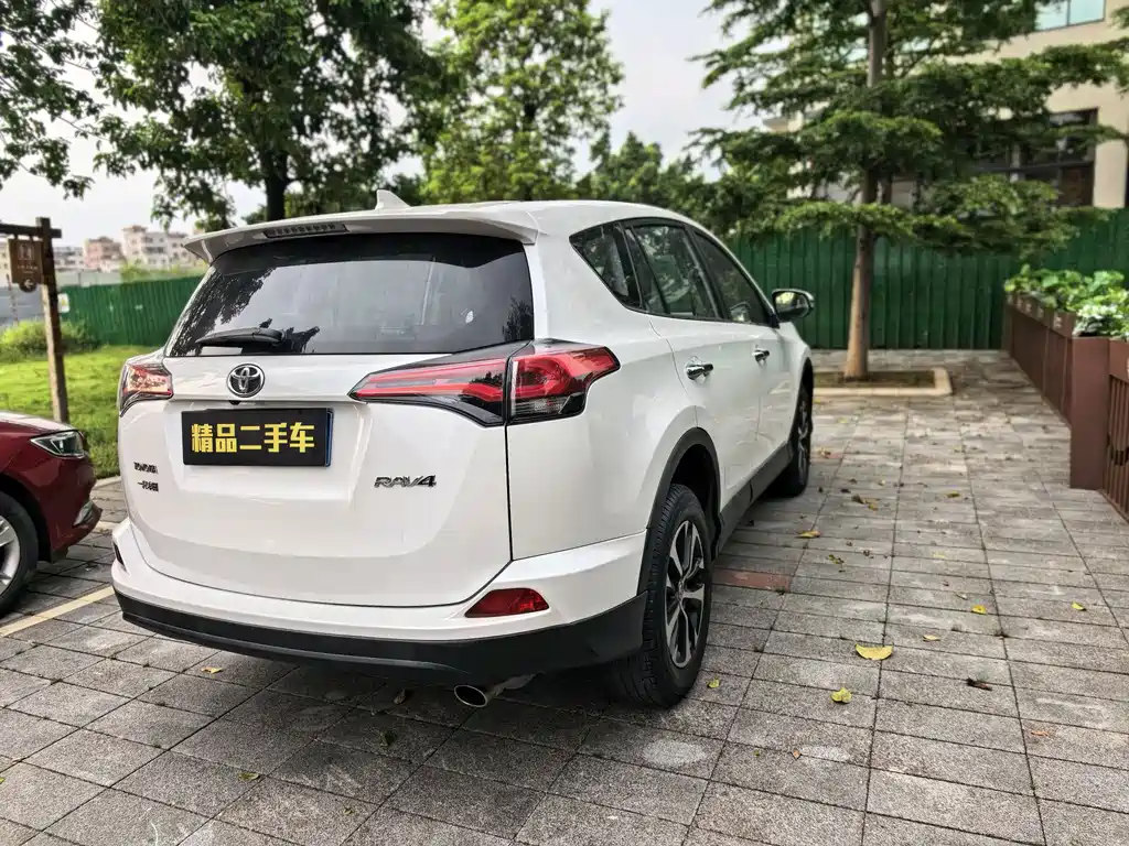 Toyota RAV4 — фото 10
