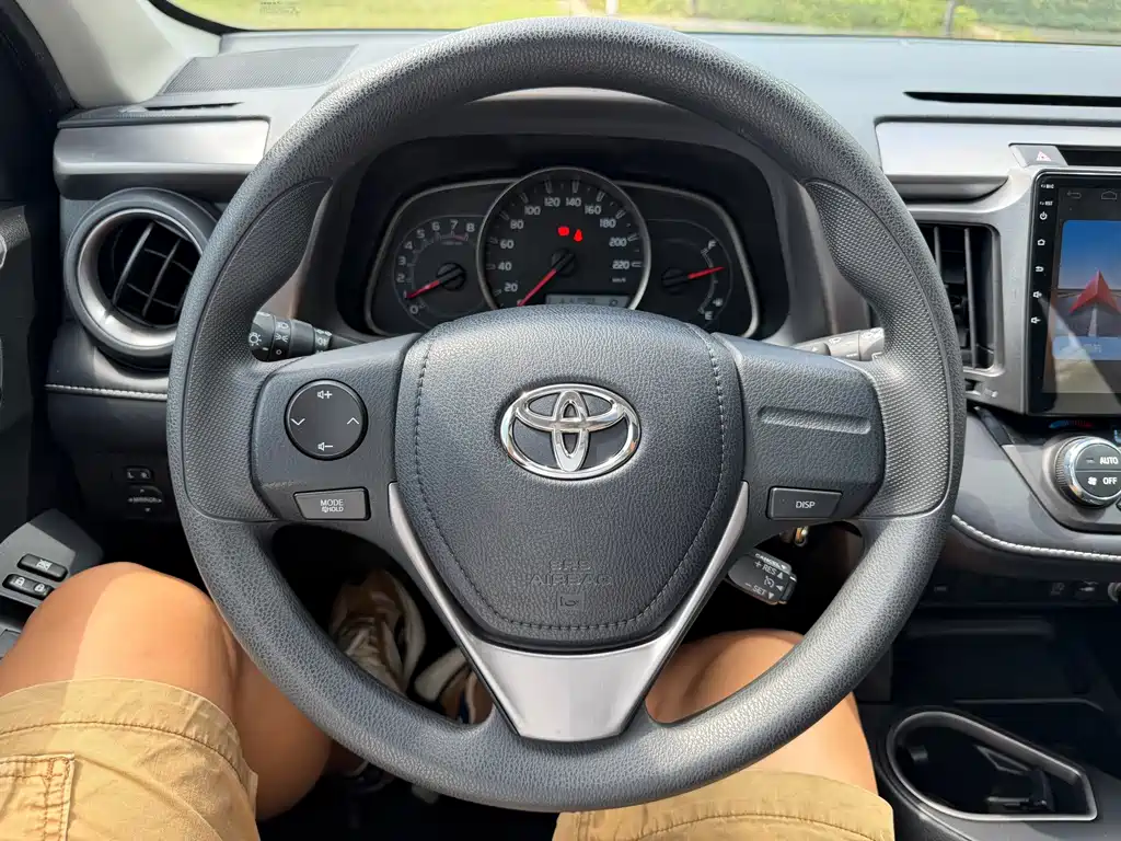 Toyota RAV4 — фото 11
