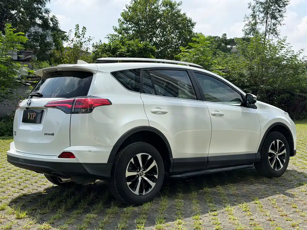 Toyota RAV4 — фото 4
