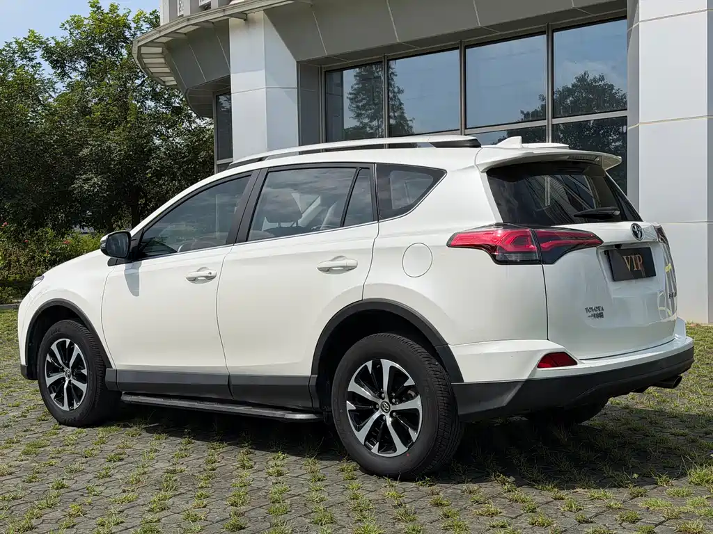 Toyota RAV4 — фото 6