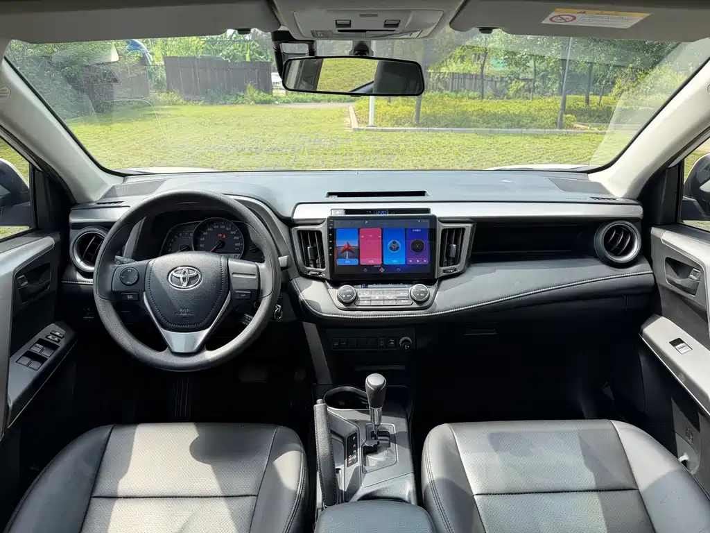 Toyota RAV4 — фото 7