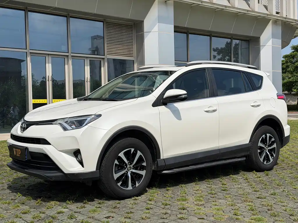 Toyota RAV4 — фото 1