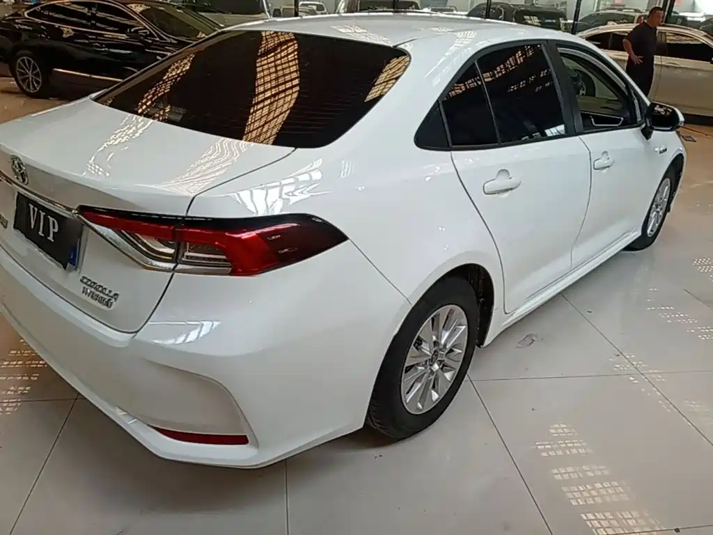 Toyota Corolla — фото 7