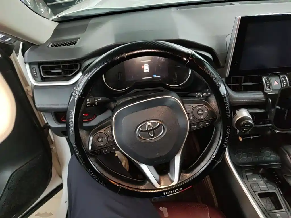 Toyota RAV4 — фото 11