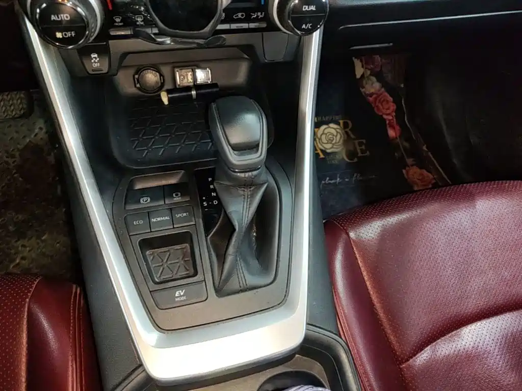 Toyota RAV4 — фото 14