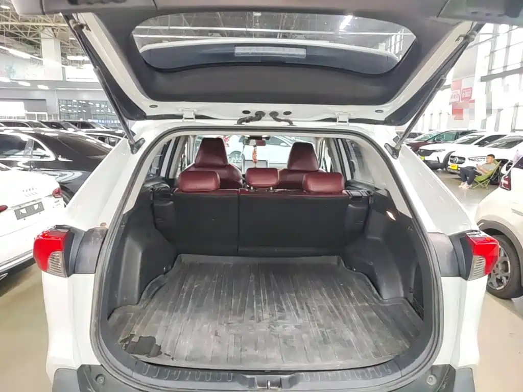 Toyota RAV4 — фото 19