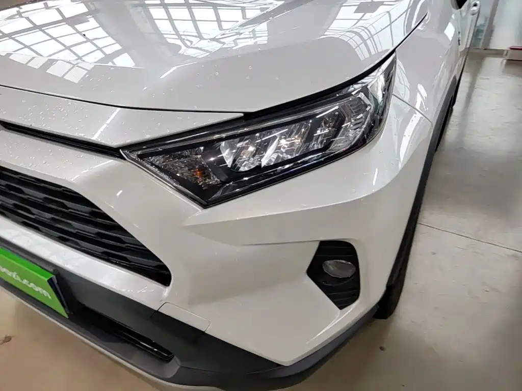 Toyota RAV4 — фото 24