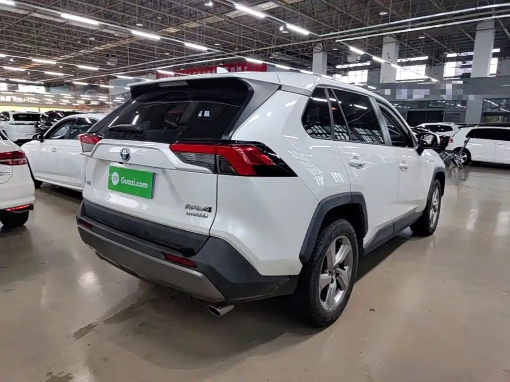Toyota RAV4 — фото 7