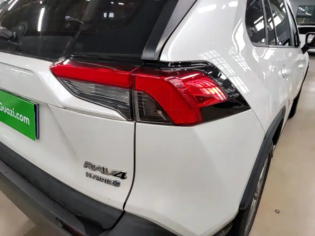 Toyota RAV4 — фото 8