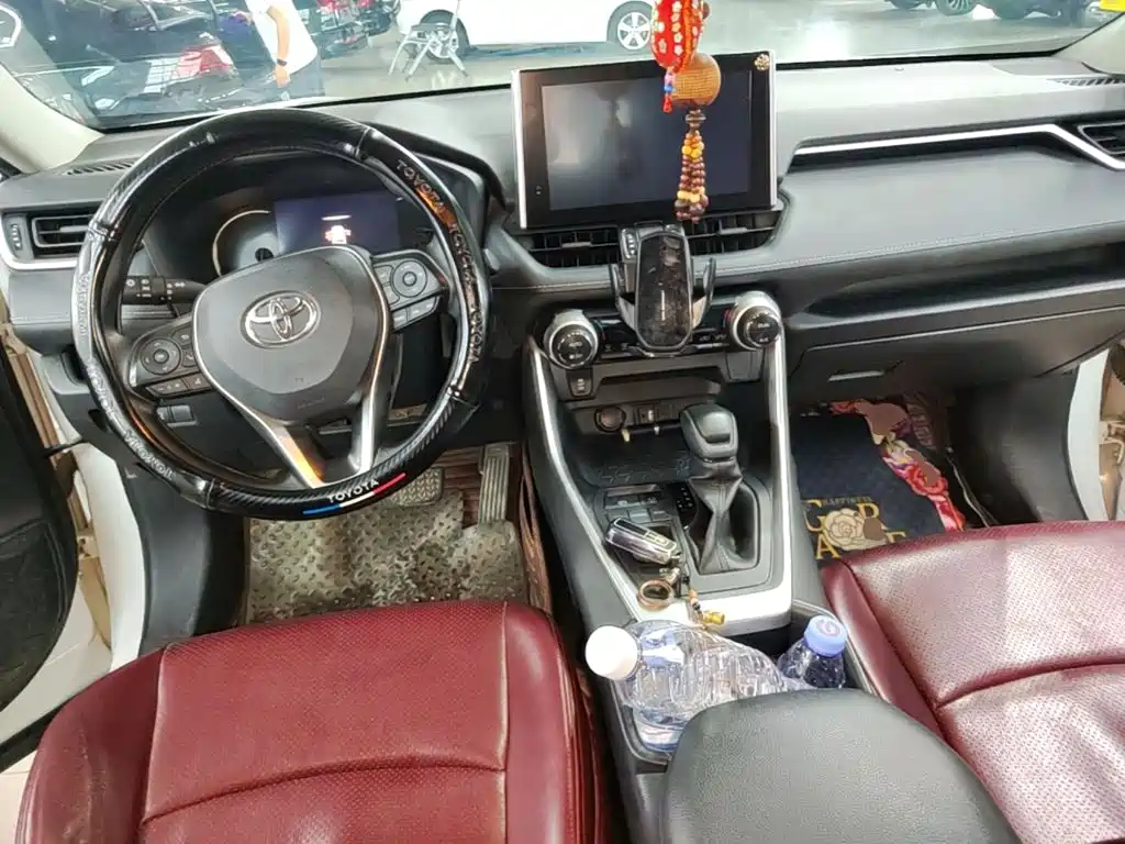 Toyota RAV4 — фото 10